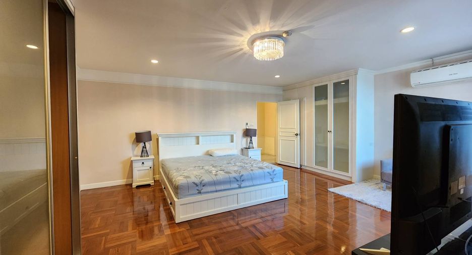 For rent 3 bedrooms condo in Watthana, Bangkok