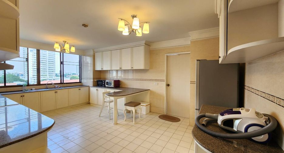 For rent 3 bedrooms condo in Watthana, Bangkok