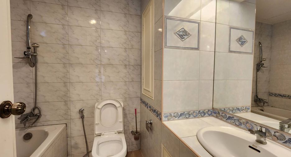 For rent 3 bedrooms condo in Watthana, Bangkok