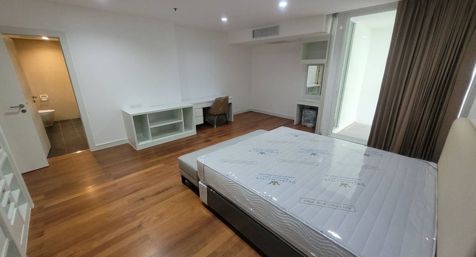 For rent 3 bedrooms condo in Watthana, Bangkok