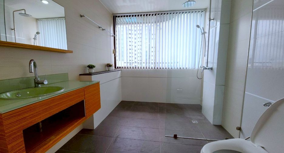 For rent 3 bedrooms condo in Watthana, Bangkok