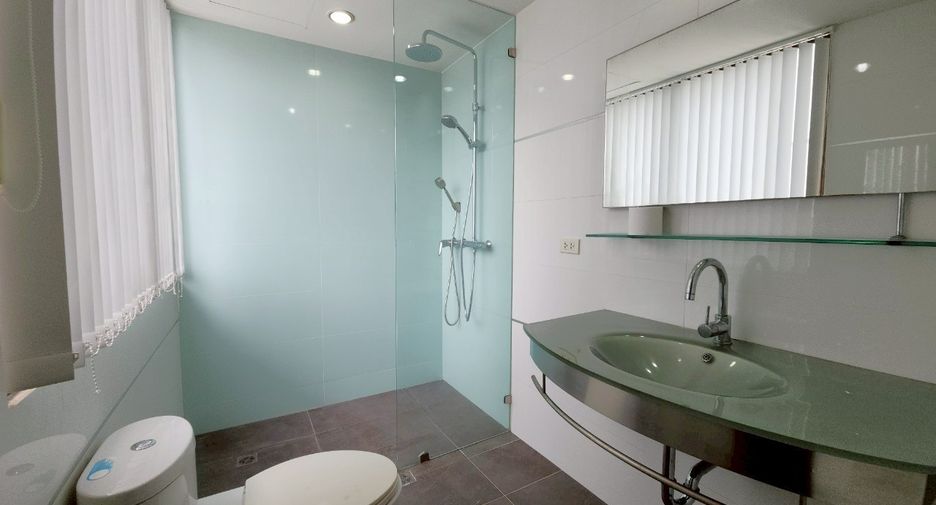 For rent 3 bedrooms condo in Watthana, Bangkok