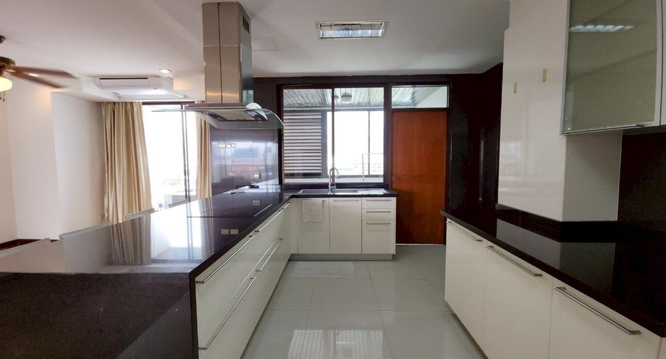 For rent 3 bedrooms condo in Watthana, Bangkok
