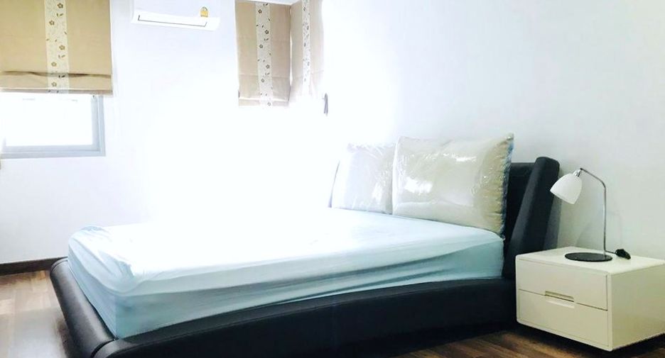 For rent 2 bedrooms condo in Pathum Wan, Bangkok