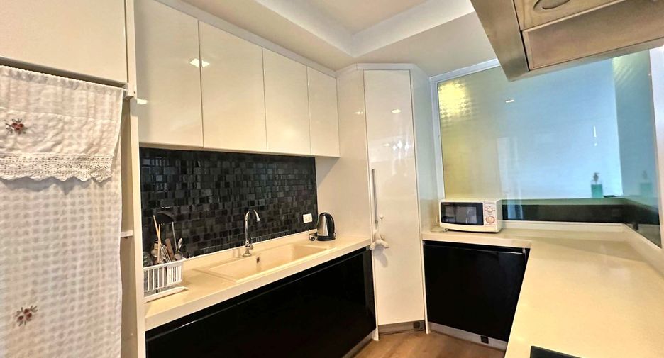 For rent 3 bedrooms condo in Khlong Toei, Bangkok