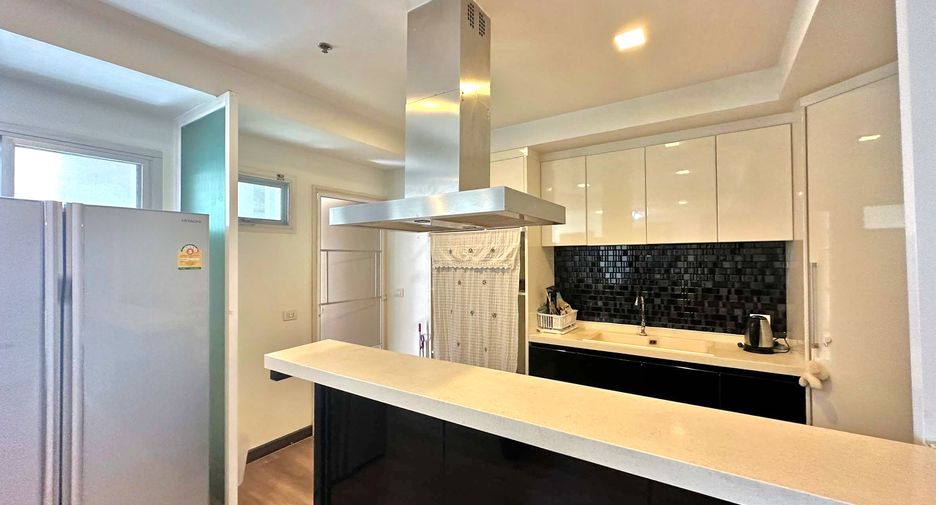 For rent 3 bedrooms condo in Khlong Toei, Bangkok