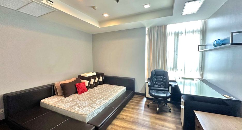 For rent 3 bedrooms condo in Khlong Toei, Bangkok