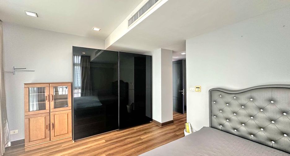 For rent 3 bedrooms condo in Khlong Toei, Bangkok