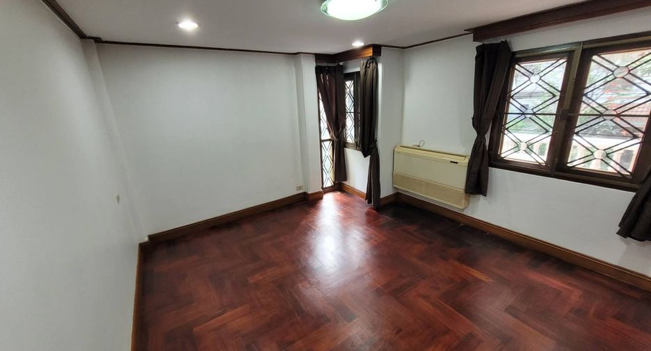 À louer 4 chambres maison de ville à Watthana, Bangkok
