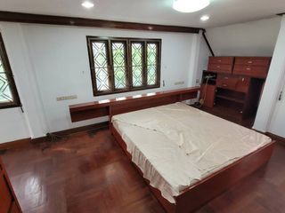 À louer 4 chambres maison de ville à Watthana, Bangkok