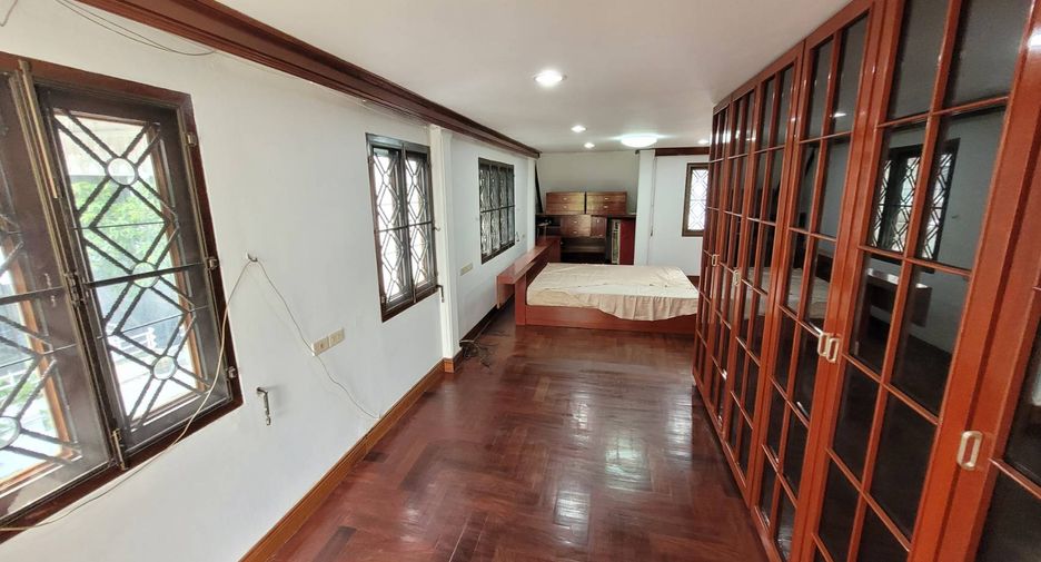 À louer 4 chambres maison de ville à Watthana, Bangkok