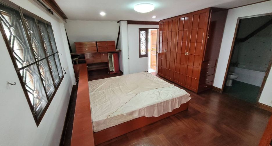 À louer 4 chambres maison de ville à Watthana, Bangkok