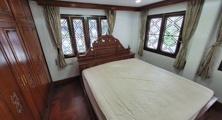À louer 4 chambres maison de ville à Watthana, Bangkok