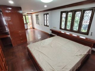 À louer 4 chambres maison de ville à Watthana, Bangkok
