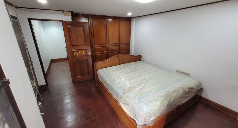 À louer 4 chambres maison de ville à Watthana, Bangkok
