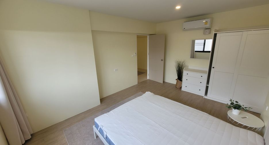 For rent 3 bedrooms condo in Watthana, Bangkok