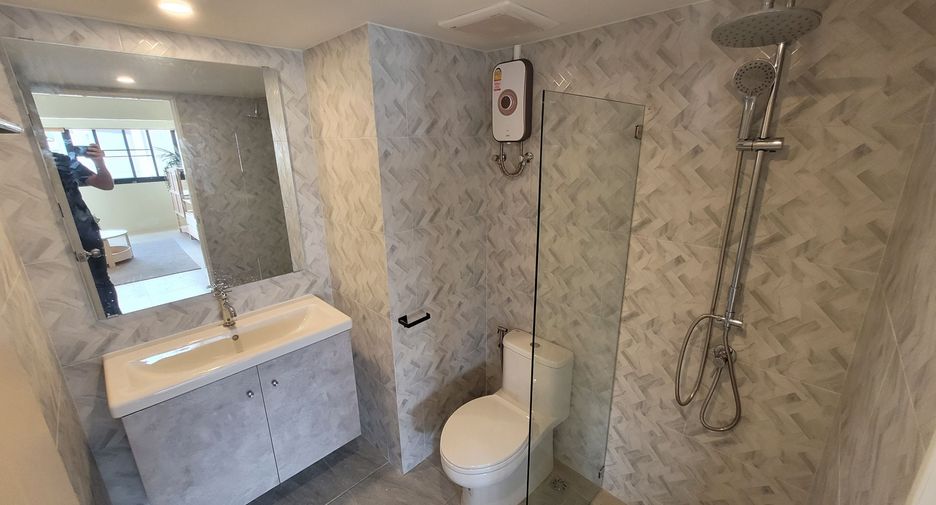For rent 3 bedrooms condo in Watthana, Bangkok