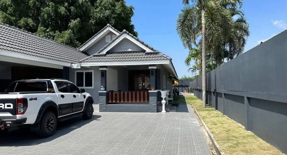 For rent 4 bedrooms villa in Bang Lamung, Chonburi