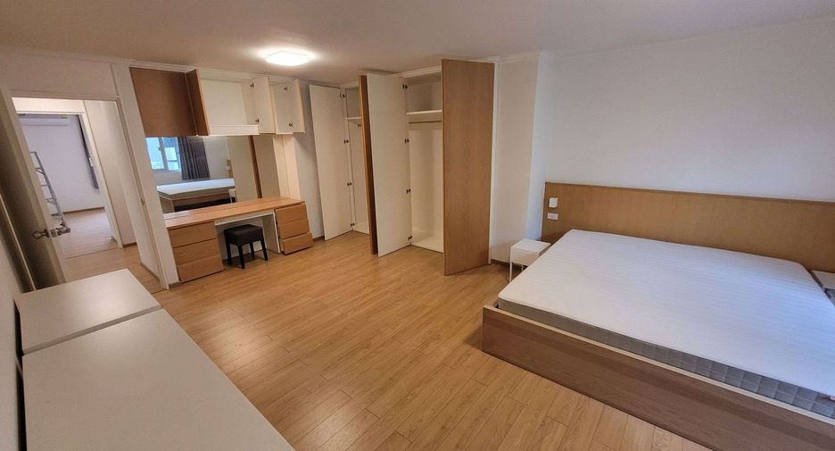 For rent 3 bedrooms condo in Watthana, Bangkok