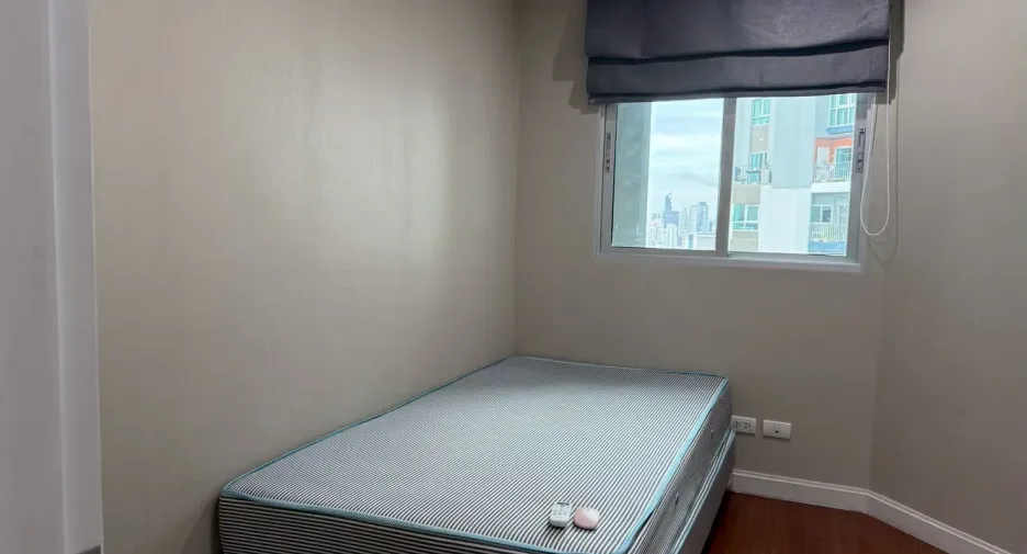 For rent 3 bedrooms condo in Huai Khwang, Bangkok