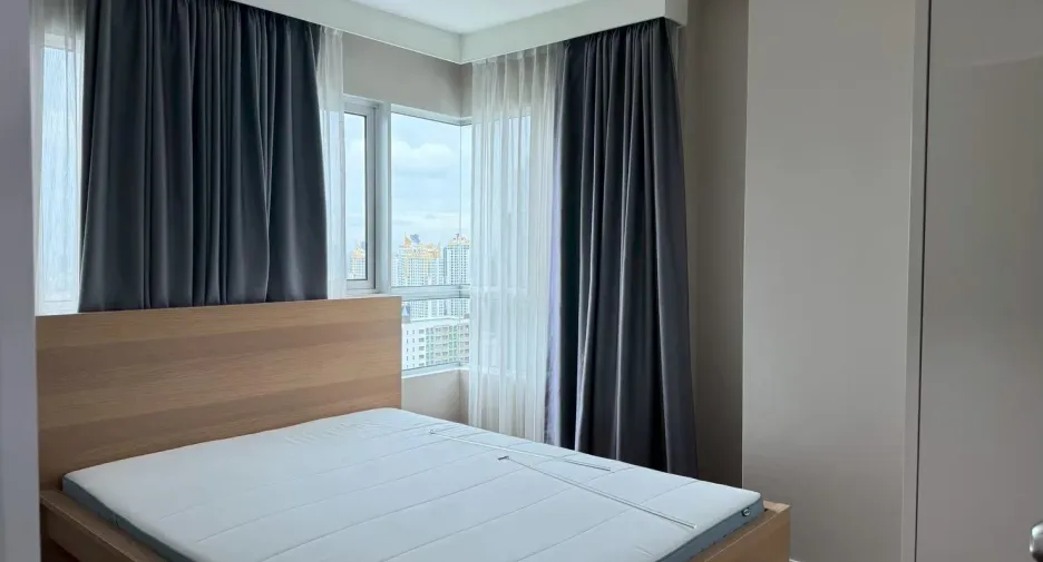 For rent 3 bedrooms condo in Huai Khwang, Bangkok
