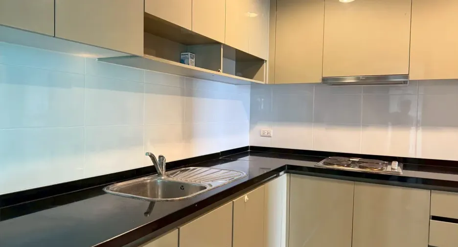 For rent 3 bedrooms condo in Huai Khwang, Bangkok