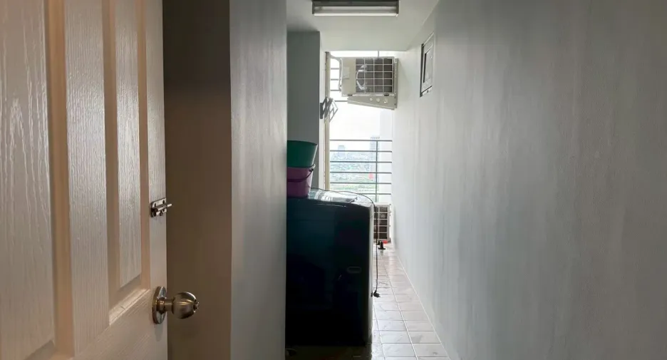 For rent 3 bedrooms condo in Huai Khwang, Bangkok