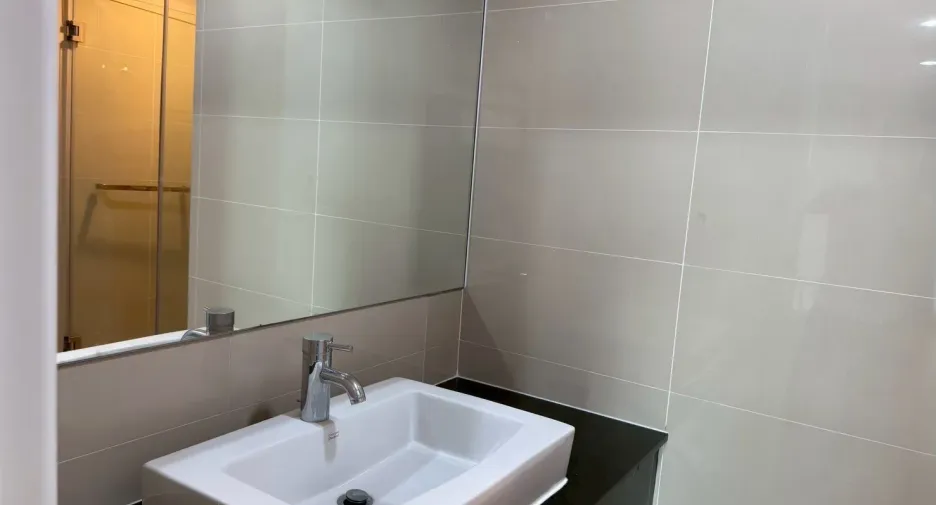 For rent 3 bedrooms condo in Huai Khwang, Bangkok