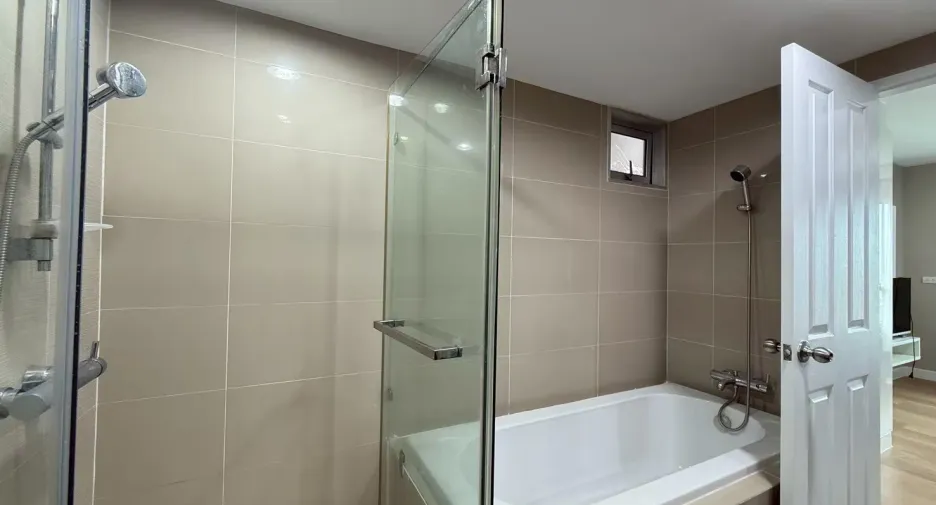For rent 3 bedrooms condo in Huai Khwang, Bangkok