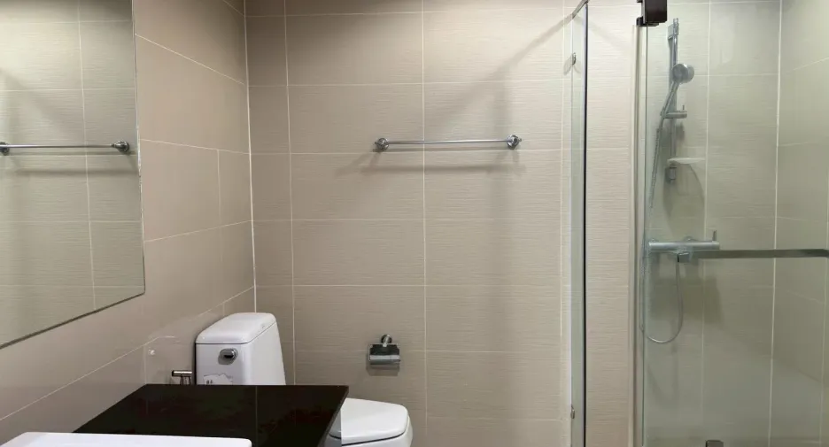 For rent 3 bedrooms condo in Huai Khwang, Bangkok