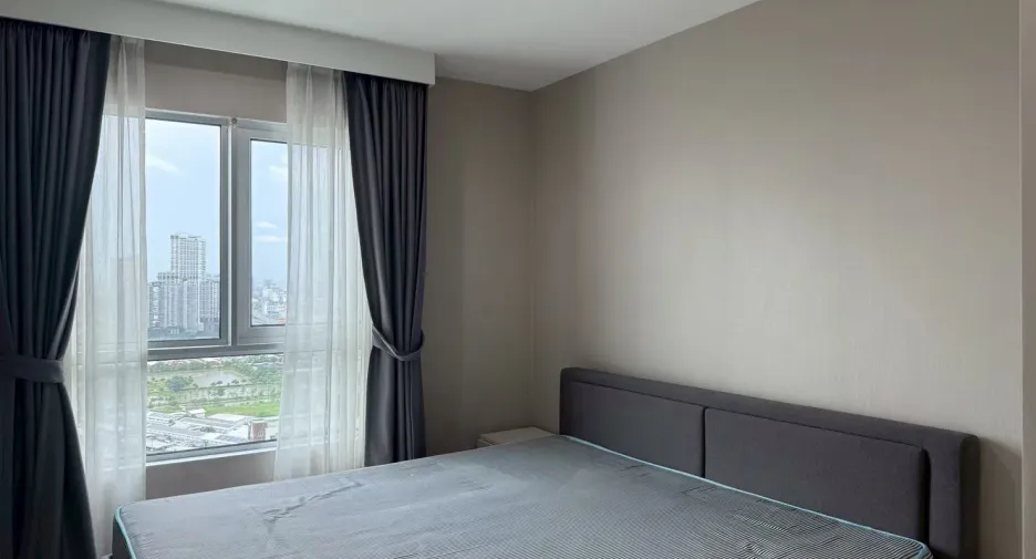 For rent 3 bedrooms condo in Huai Khwang, Bangkok