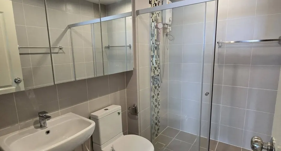 For rent 2 bedrooms condo in Huai Khwang, Bangkok
