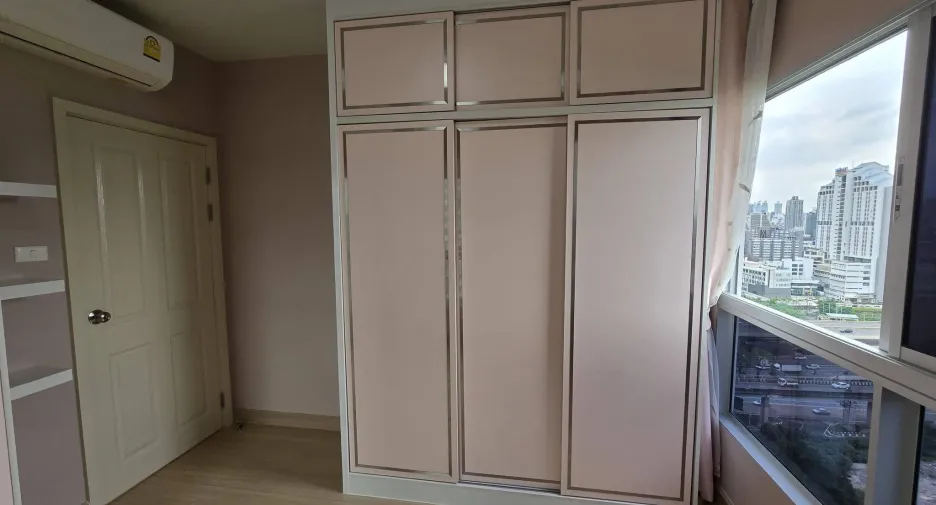 For rent 2 bedrooms condo in Huai Khwang, Bangkok