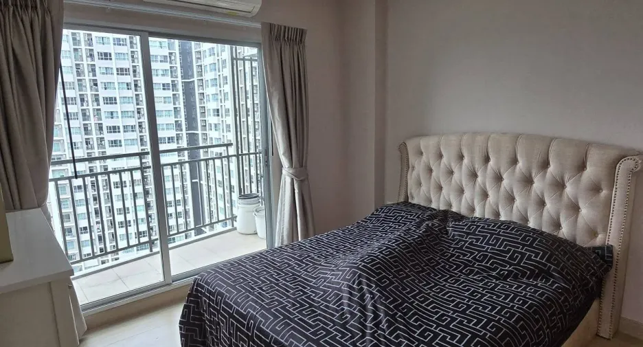 For rent 2 bedrooms condo in Huai Khwang, Bangkok