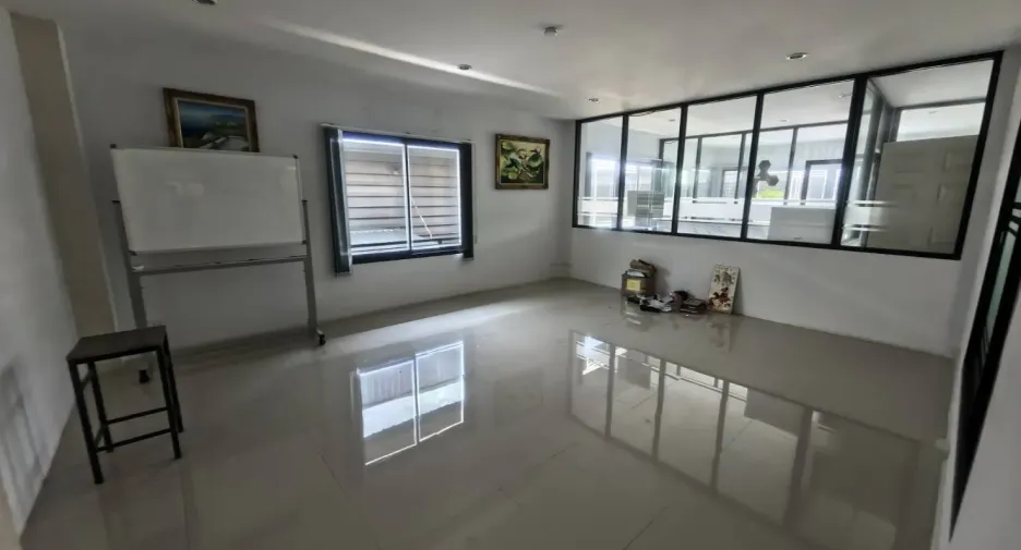 出租 仓库 在 Bang Sao Thong, Samut Prakan