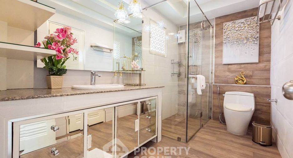 For rent and for sale 4 bedrooms townhouse in Lat Phrao, Bangkok