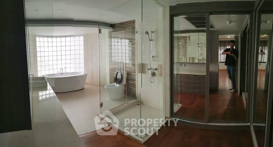 For sale 3 bedrooms condo in Khlong Toei, Bangkok