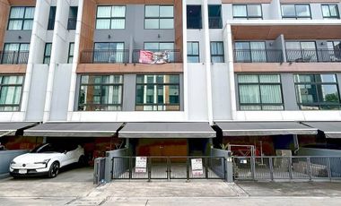 Casa adosada en venta de 3 habitaciones en Suan Luang, Bangkok