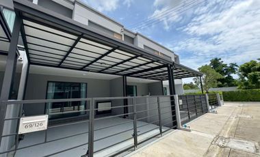 Casa adosada en alquiler de 3 habitaciones en Bang Phli, Samut Prakan