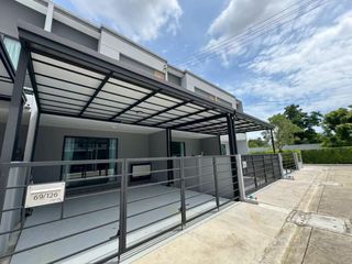 Casa adosada en alquiler de 3 habitaciones en Bang Phli, Samut Prakan