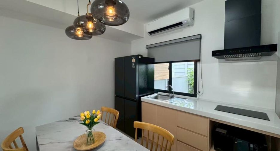 Casa adosada en alquiler de 3 habitaciones en Bang Phli, Samut Prakan