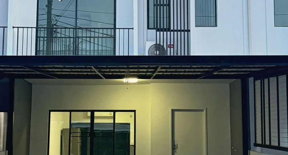 À louer 3 chambres maison de ville à Prawet, Bangkok