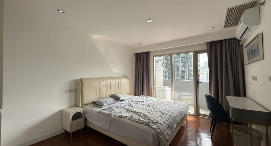 For rent 2 bedrooms condo in Watthana, Bangkok