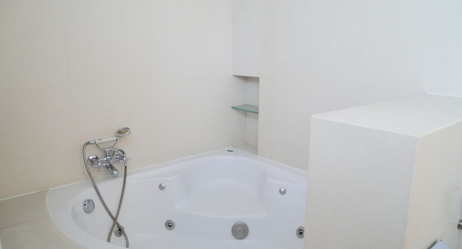 For rent 3 bedrooms apartment in Khlong Toei, Bangkok