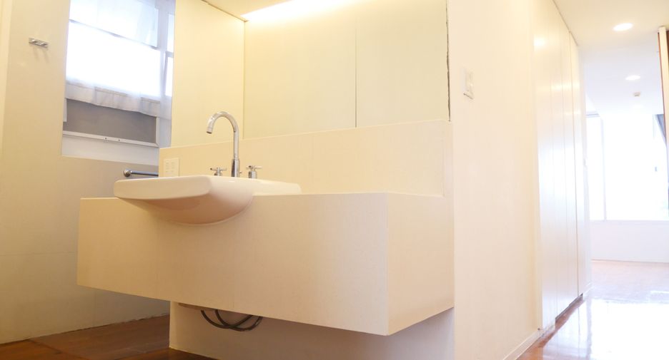 For rent 3 bedrooms apartment in Khlong Toei, Bangkok