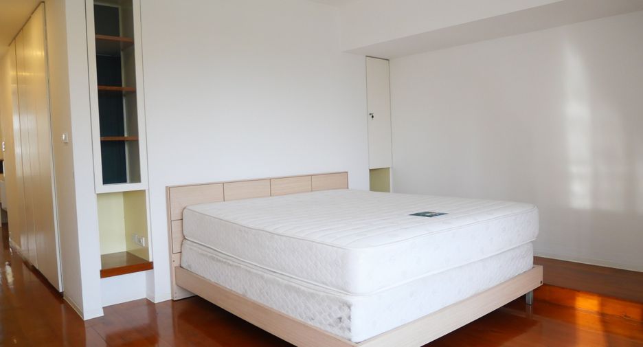For rent 3 bedrooms apartment in Khlong Toei, Bangkok