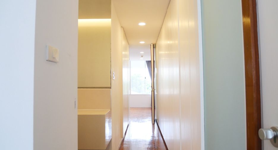 For rent 3 bedrooms apartment in Khlong Toei, Bangkok