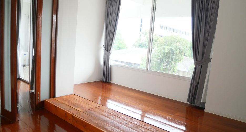 For rent 3 bedrooms apartment in Khlong Toei, Bangkok