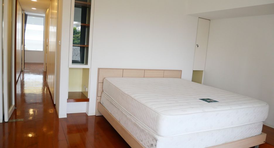 For rent 3 bedrooms apartment in Khlong Toei, Bangkok