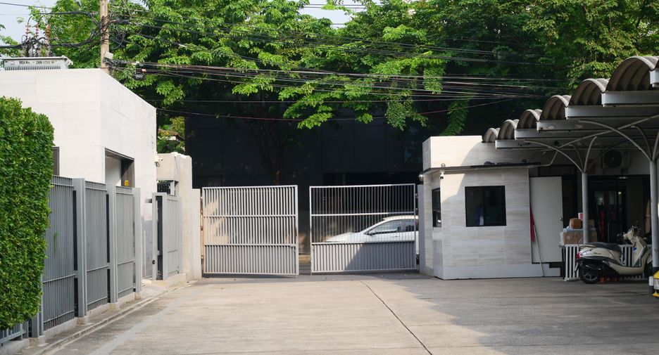 For rent 3 bedrooms apartment in Khlong Toei, Bangkok